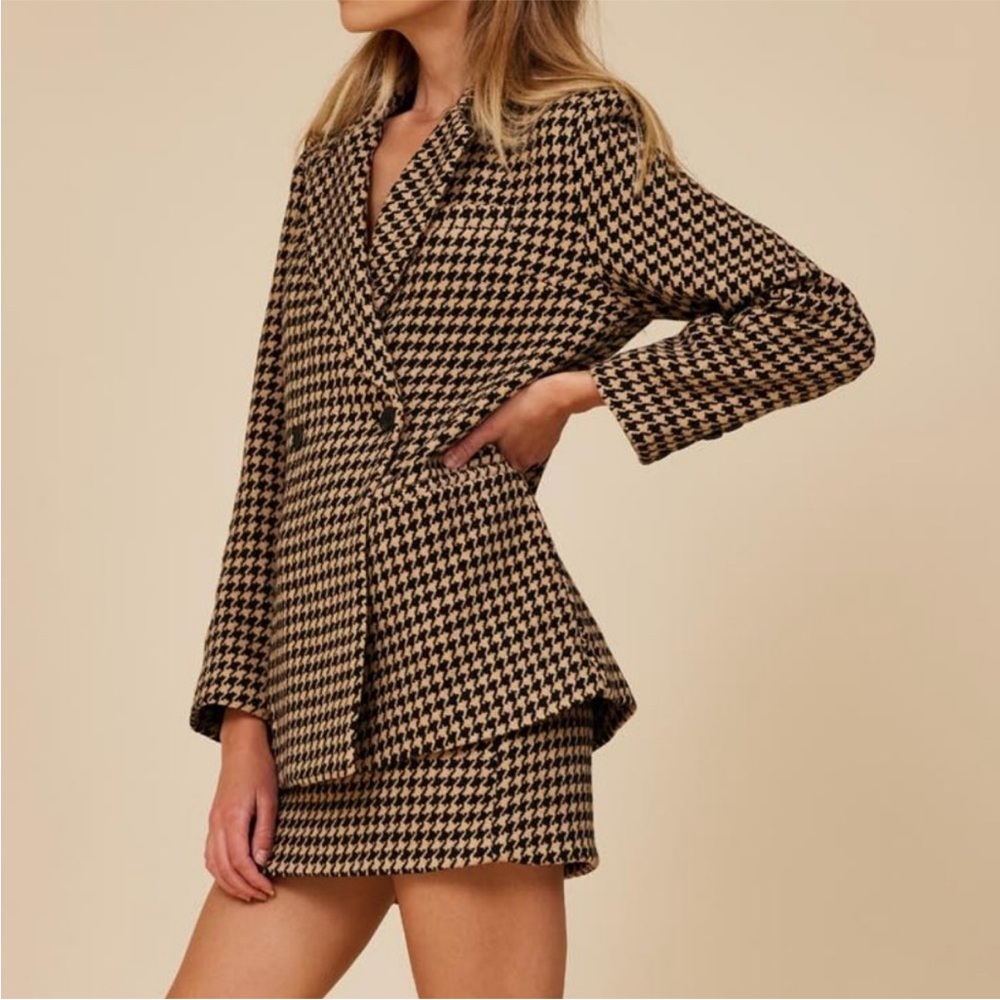 Moodie Black and Tan Houndstooth Blazer